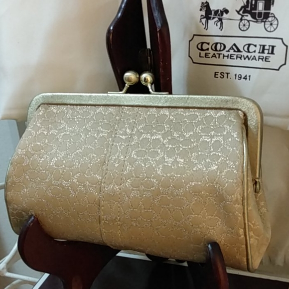 Coach Handbags - 👛NEW, Vintage Coach Signature Framed Kisslock Bag